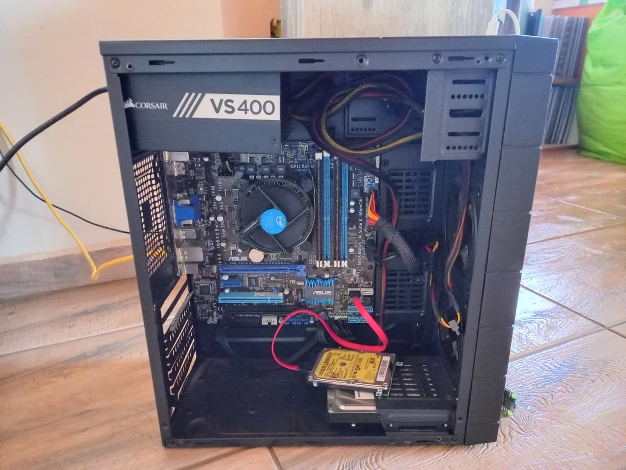 Homelab rodando de um Desktop sem tampa. h:560px center