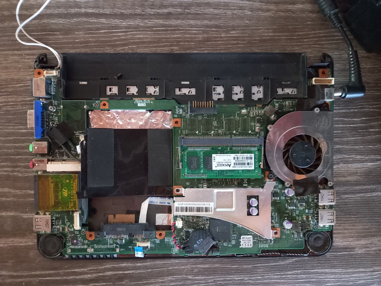 Homelab rodando de um netbook sem tampa. h:400px center